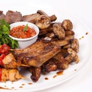 Keptos mesos rinkinys su raudonuoju padazu leskteje