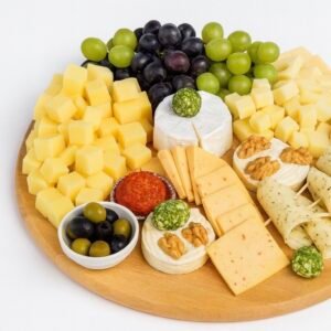 Sūrių sodas su alyvuogėmis & vynuogėmis