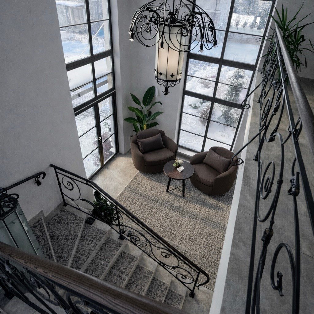 Šaltonės erdvės interjeras su kalviškais turėklais ir rankų darbo šviestuvais