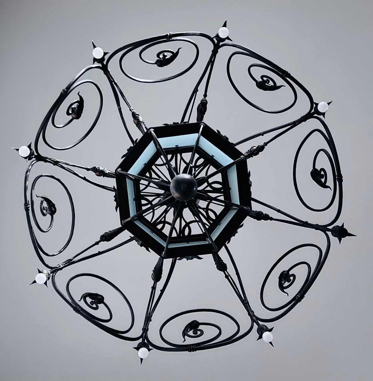 Rankų darbo autentiškas kalviškas šviestuvas Šaltonės erdvės interjere