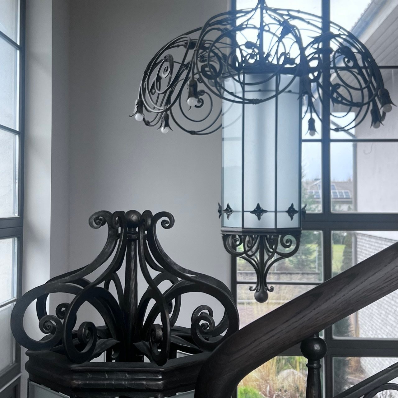 Šaltonės interjero detalės – kalviški šviestuvai