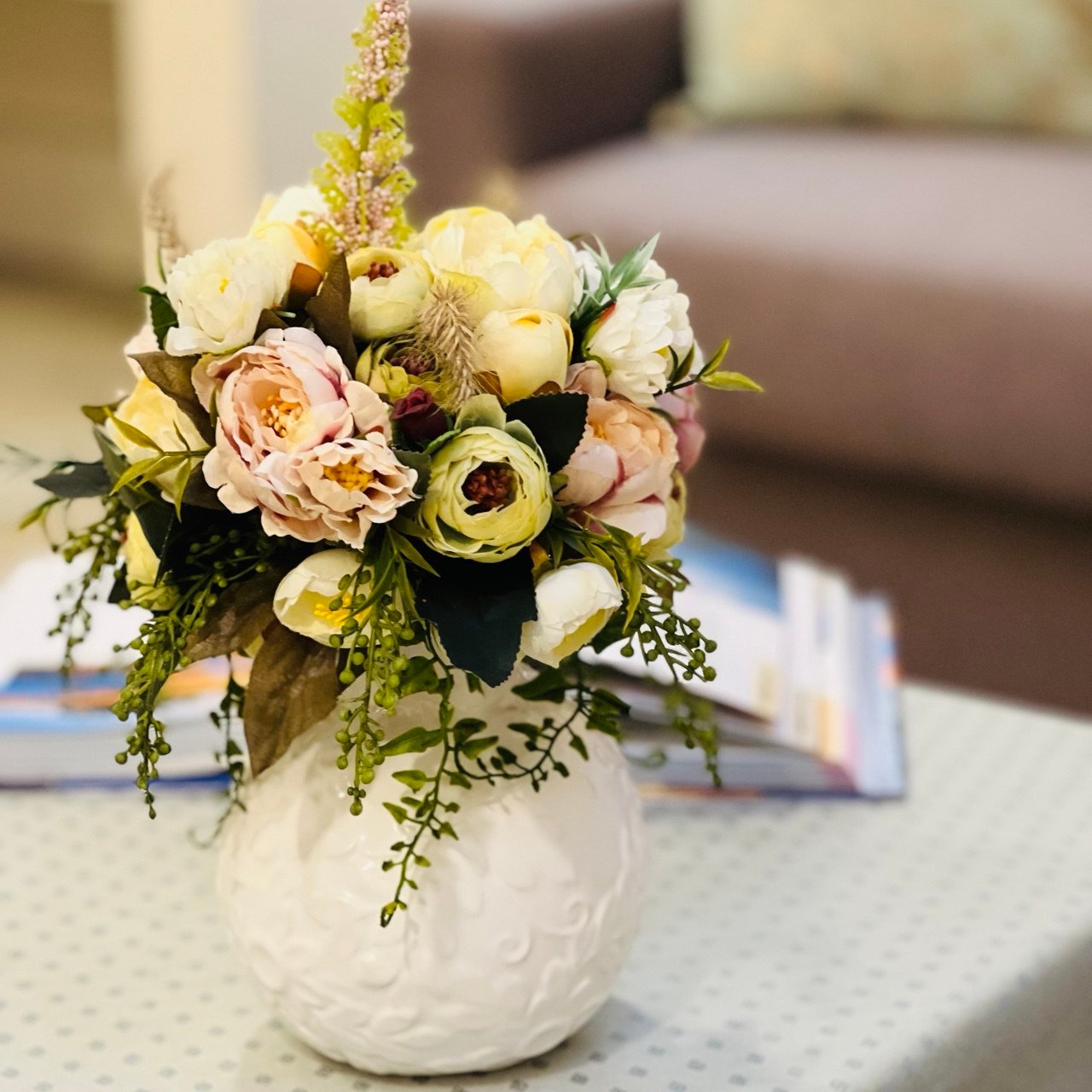 Šaltonės vilos interjero gėlių kompozicija poilsio erdvėje