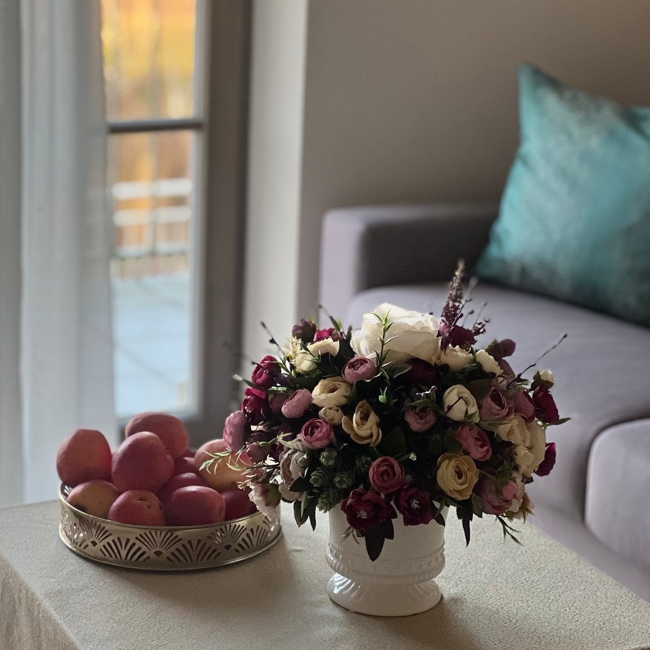 Šaltonės vilos interjero gėlių kompozicija poilsio erdvėje