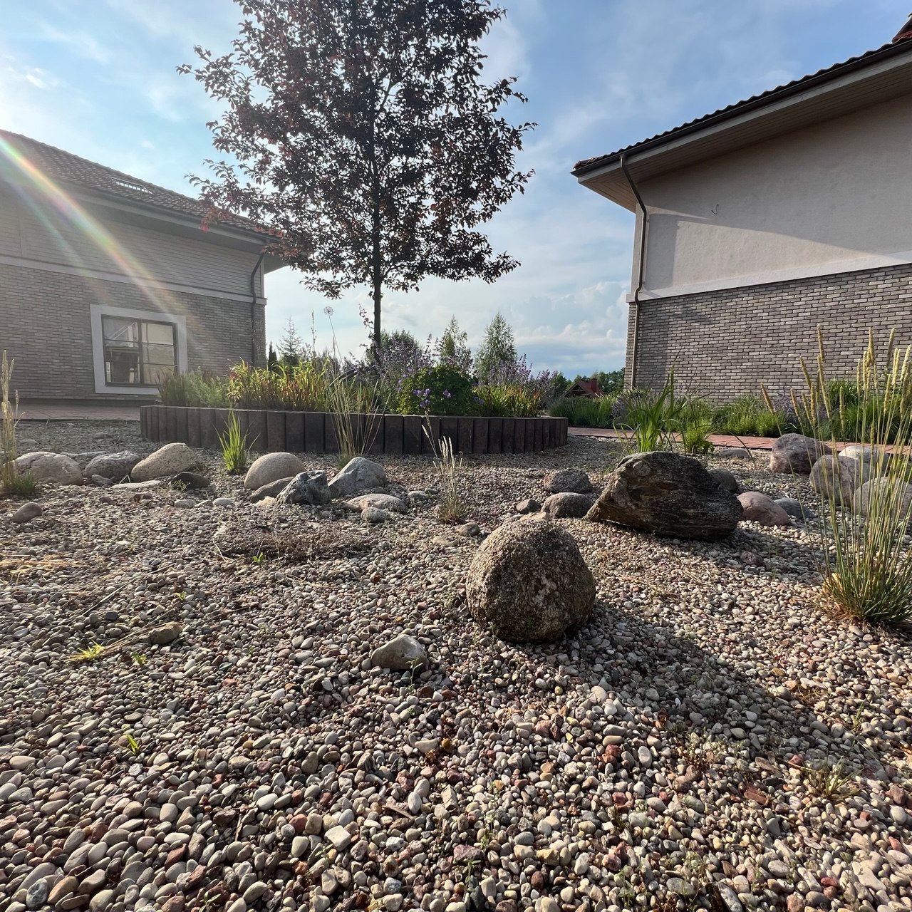 Šaltonės vilos kiemo kraštovaizdis su natūralių akmenų kompozicija